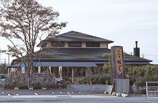 古民家をイメージした店舗全景