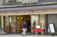 本松葉屋店頭。「月いち餅」の店頭ディスプレーを見ながら店内に入るお客様