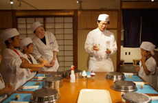 なごみの米屋のプロの和菓子職人（星野さん）から最初に材料の説明を聞く